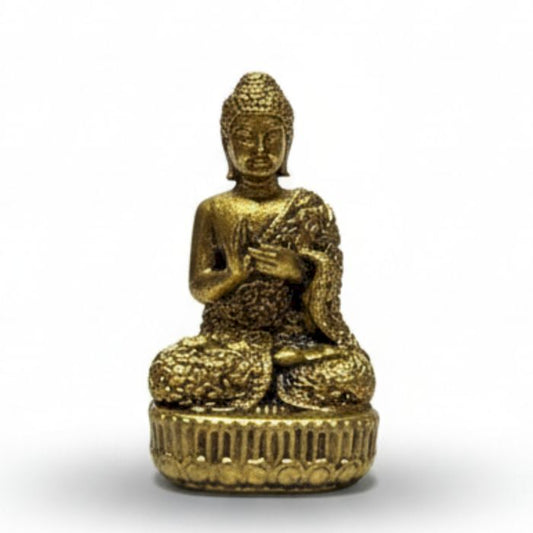 Petite statuette dorée de Bouddha assis en méditation sur un socle lotus