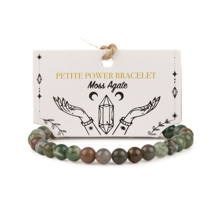 Bracelet en perles d'agate mousse vertes et brunes devant sa carte illustrée