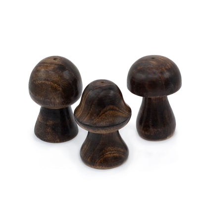 Trois petits porte-encens en forme de champignons en bois foncé sur fond blanc