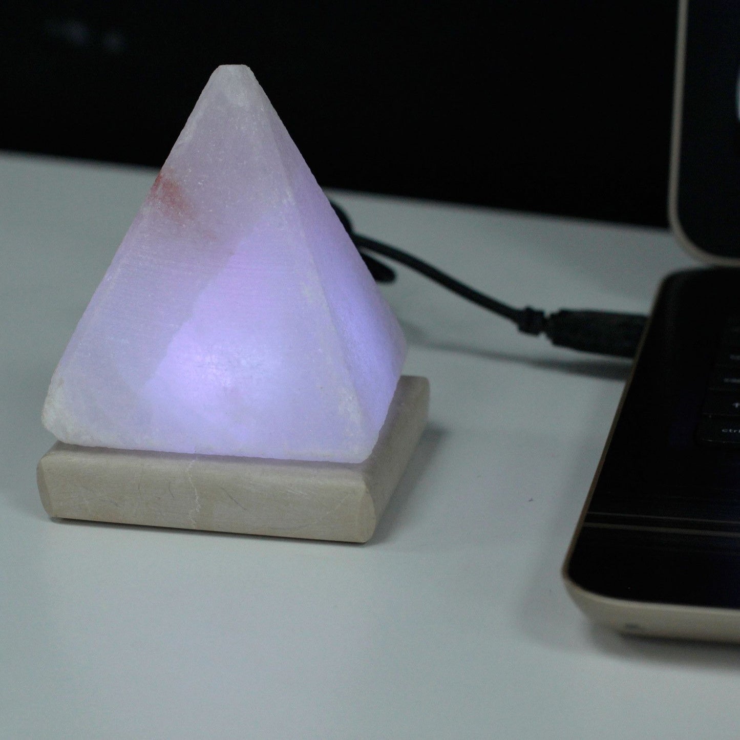 Lampe de sel de l'Himalaya USB pyramide 9 cm - lumière multicolore