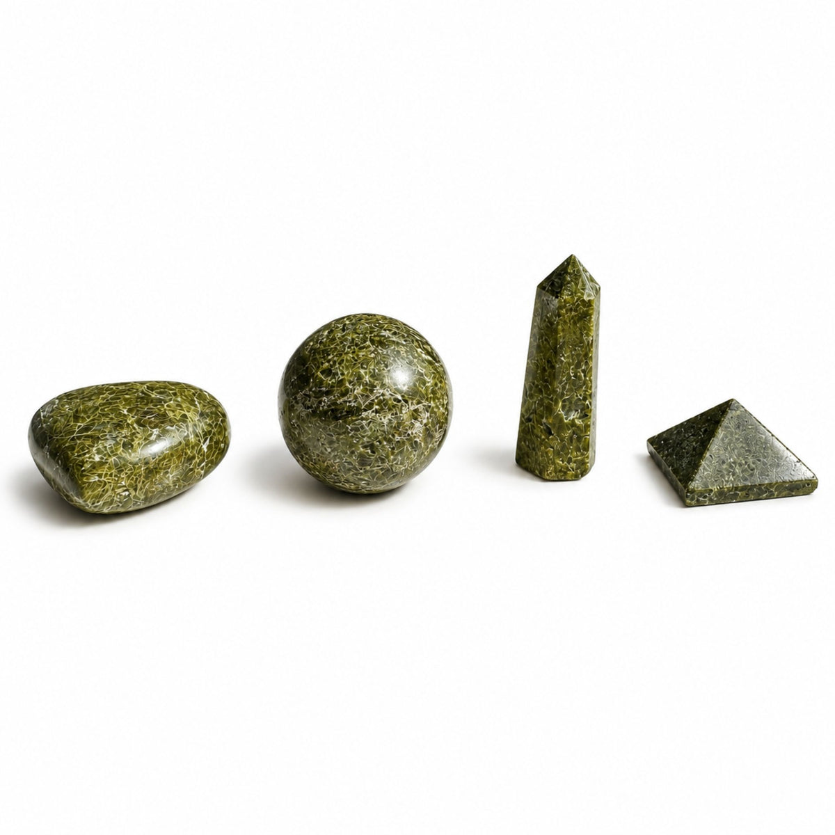 Quatre pierres d'épidote vert marbré : cœur, sphère, obélisque et pyramide alignés