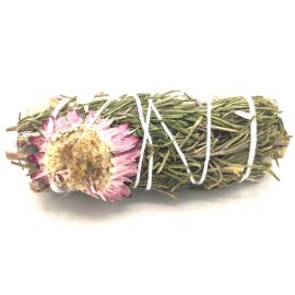 Bâton de purification au romarin lié de fil blanc avec une fleur rose séchée