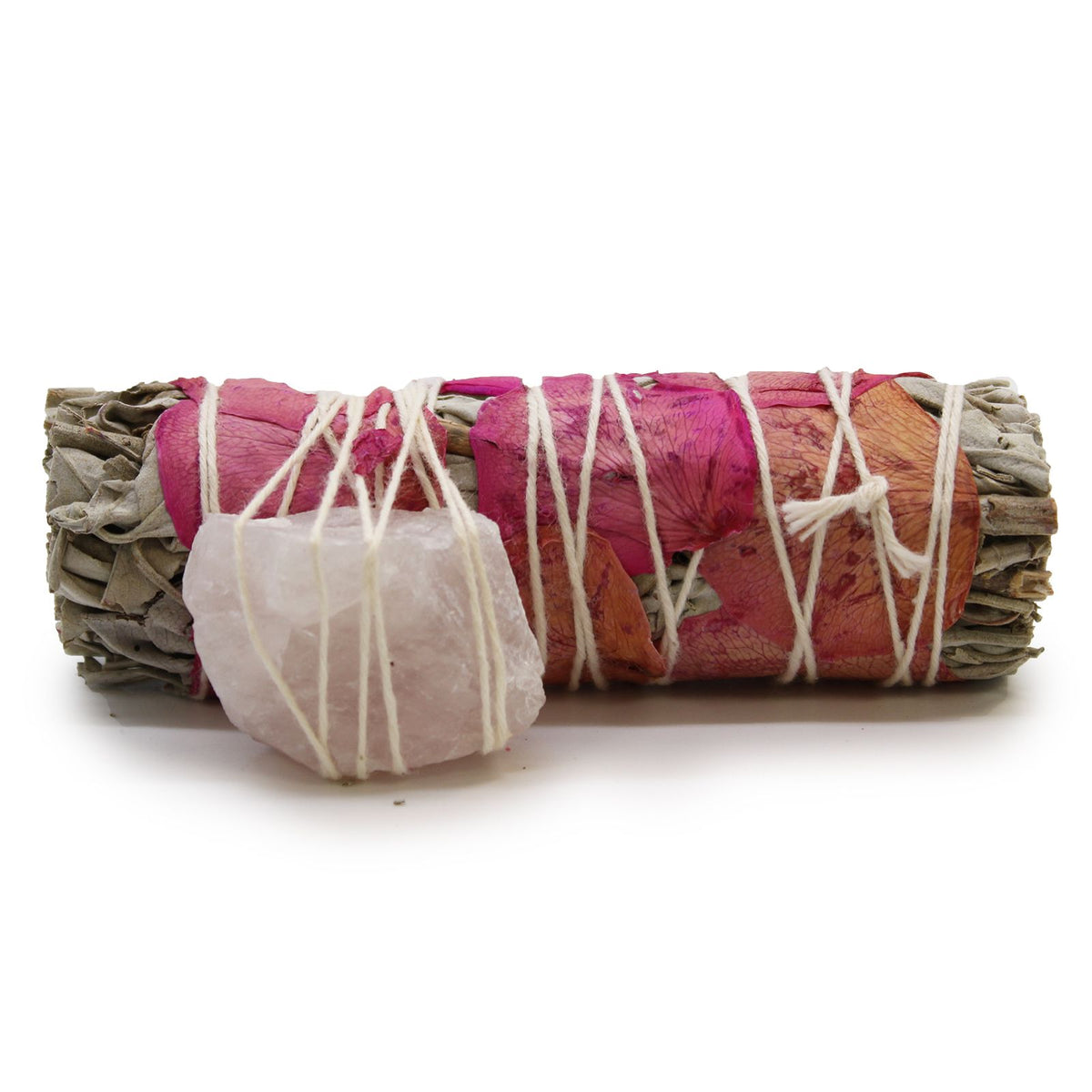 Bâton de sauge enveloppé de pétales de rose avec un quartz rose brut attaché
