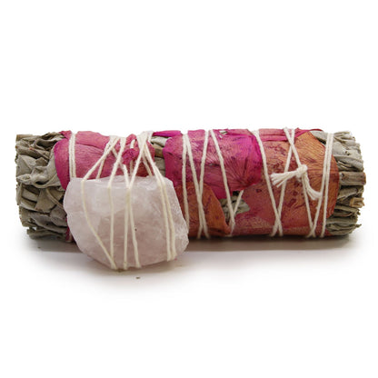 Bâton de sauge enveloppé de pétales de rose avec un quartz rose brut attaché