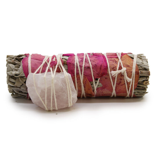 Bâton de sauge enveloppé de pétales de rose avec un quartz rose brut attaché