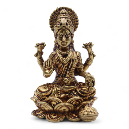 Statuette miniature de Lakshmi en laiton doré assise sur une fleur de lotus