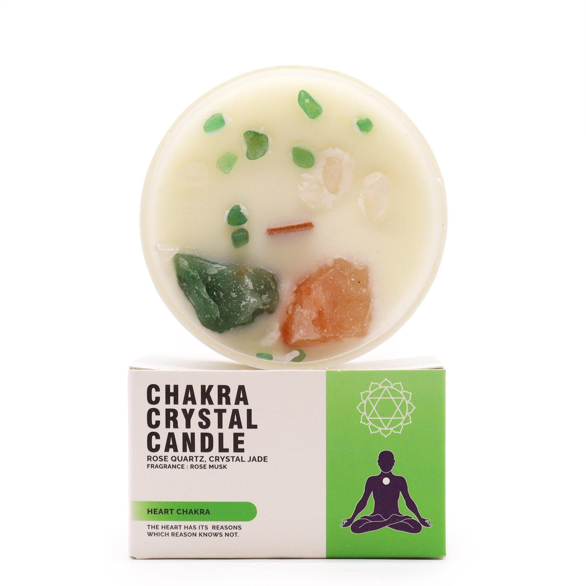 Bougie blanche ronde ornée de pierres vertes et roses posée sur sa boîte Chakra du Cœur