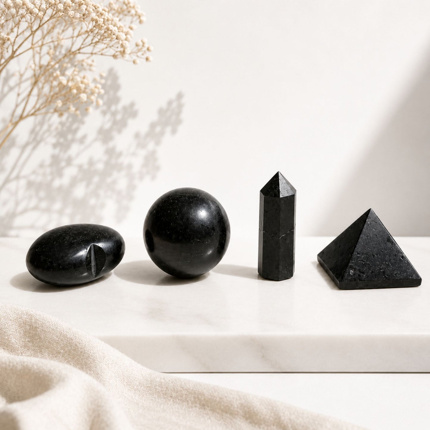 Set de 4 formes en Tourmaline noire - cœur, sphère, obélisque, pyramide