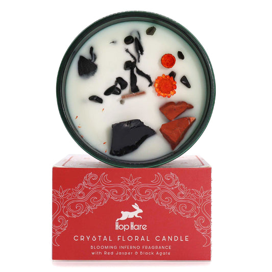 Bougie blanche en pot vert avec jaspe rouge, agate noire et fleurs séchées