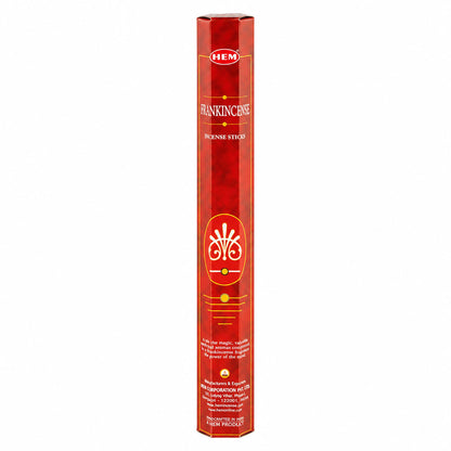 Boîte hexagonale rouge d'encens HEM à l'oliban en bâtonnets sur fond blanc
