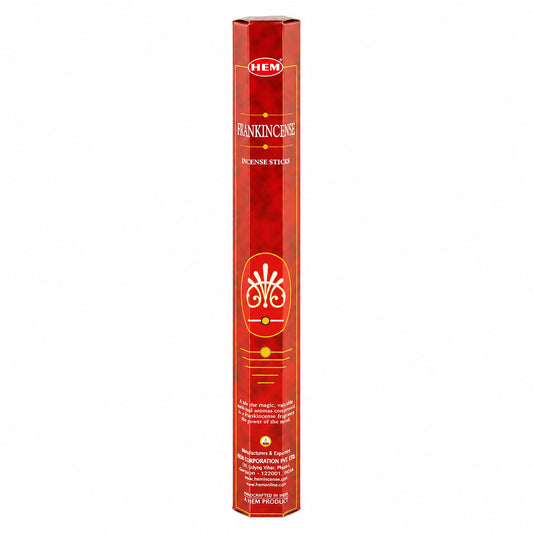 Boîte hexagonale rouge d'encens HEM à l'oliban en bâtonnets sur fond blanc