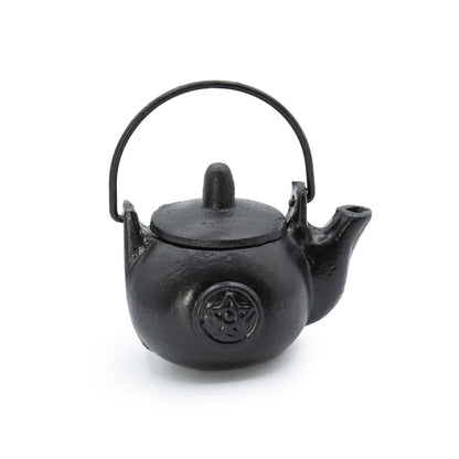 Petit pot rituel en fonte noire avec couvercle, anse, bec et pentagramme en relief