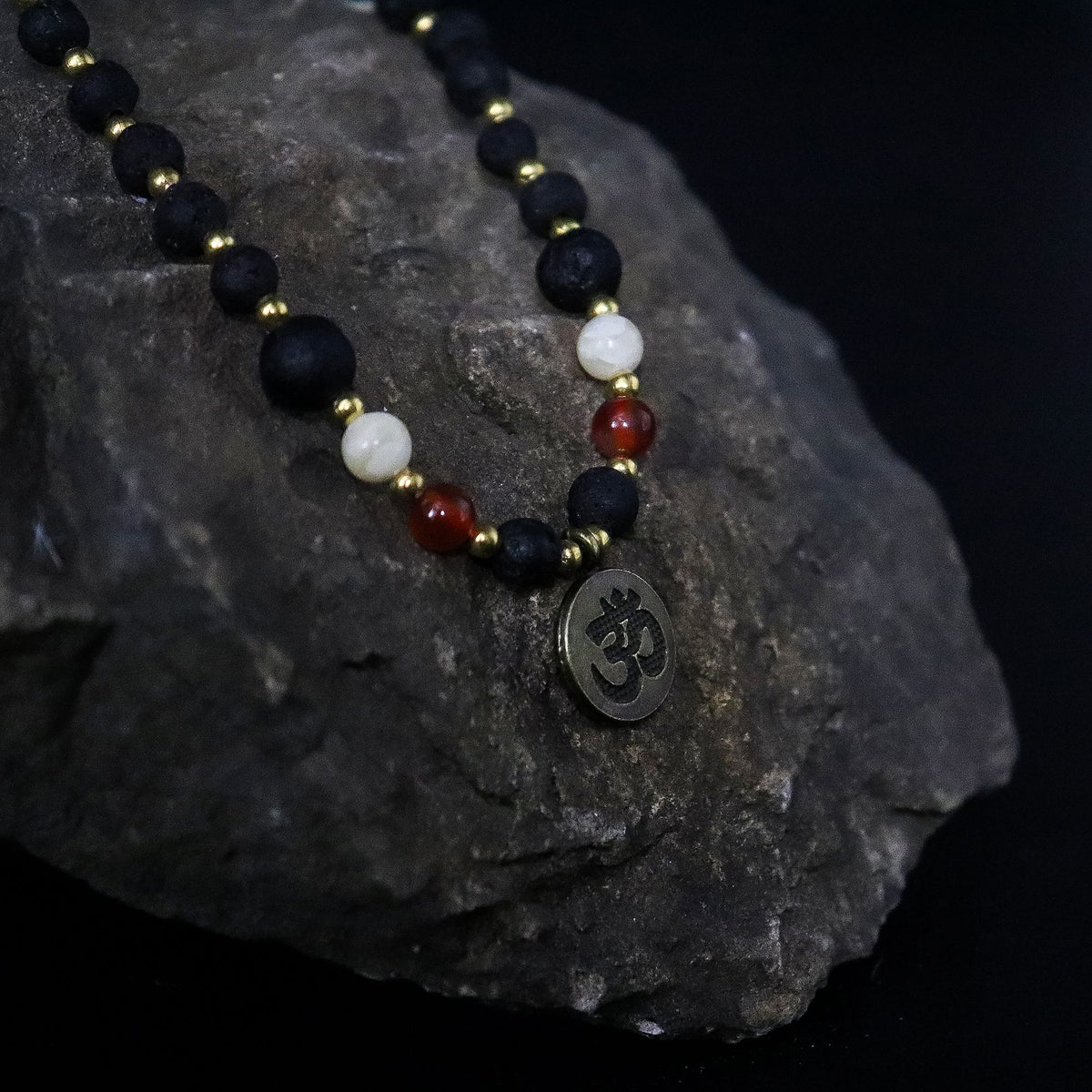 Collier Pierre de Lave & Pendentif Om - Éveil Spirituel – photo 3