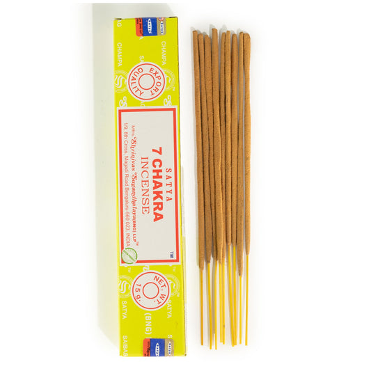 Boîte jaune d'encens Satya 7 Chakra à côté de bâtonnets d'encens